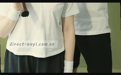 阳光穿过枝叶 木屋前人影晃动